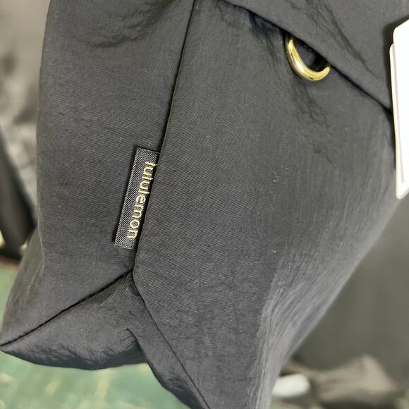 NWT Lululemon On My Level Crossbody Top Handle Tote Bag sm 5L Black - Picture 4 of 10